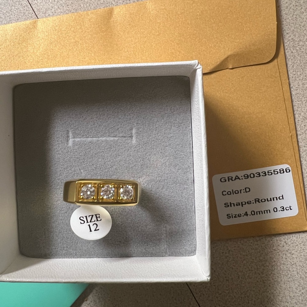 Elegant Gold Women's Ring with Sparkling Accents